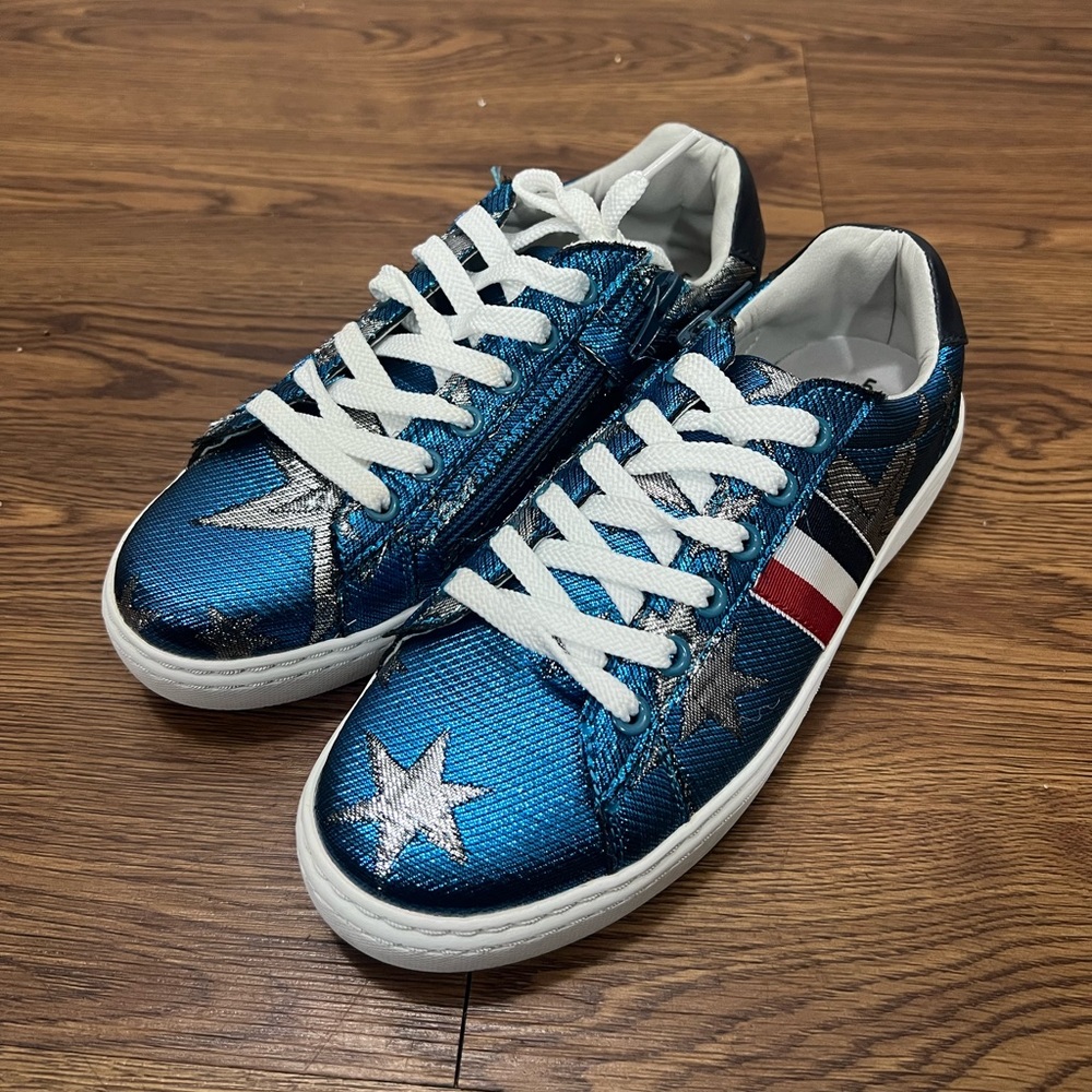 NEW Hoo Blue Metallic Star Lace Up Sneakers Size 5 Kids